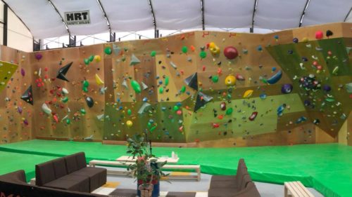 岐阜県のクライミング施設「ボルダリング＆アクアパーク ひょうたん島」